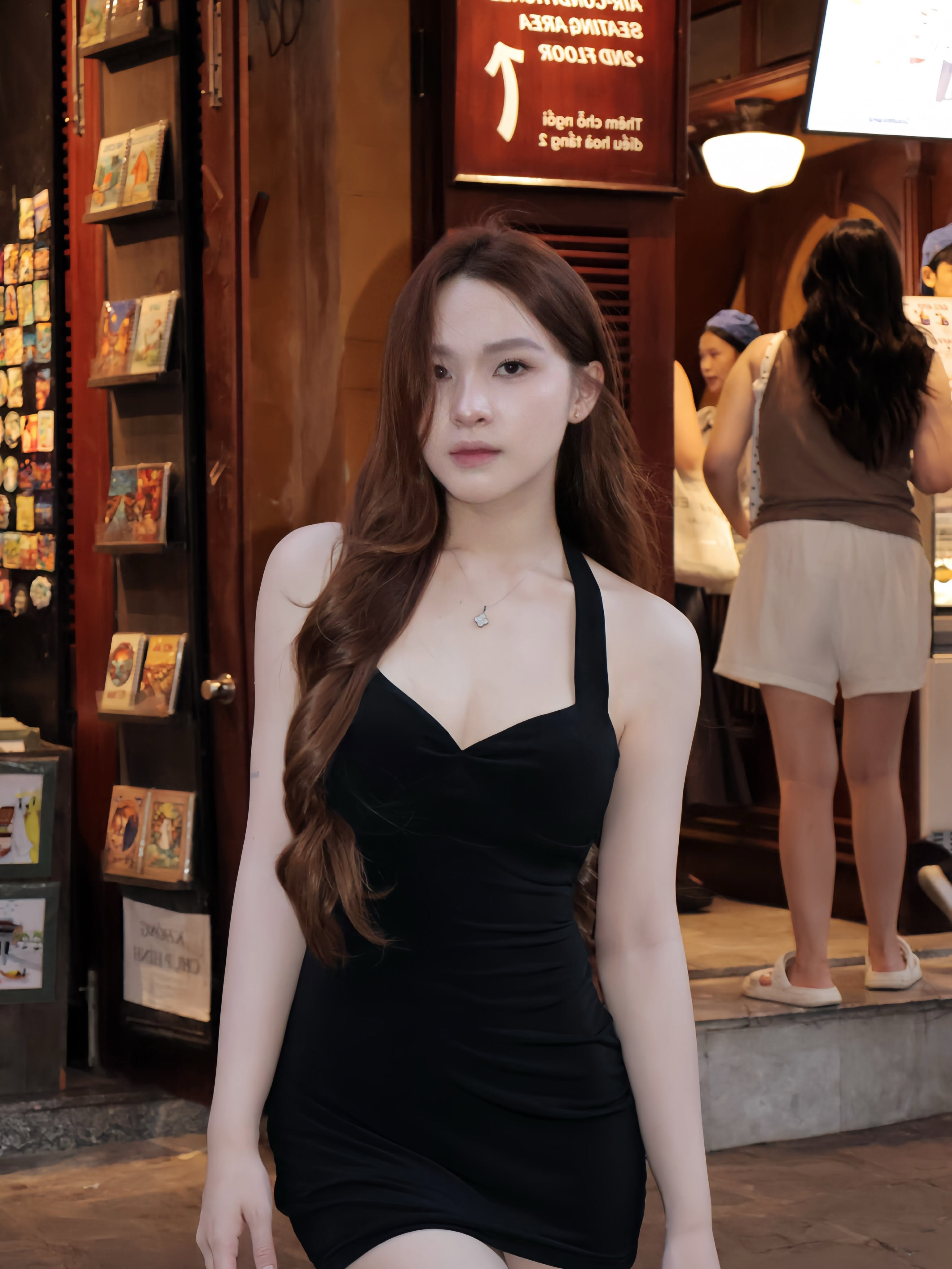 Có thể là hình ảnh về váy ngủ và văn bản (2).jpeg